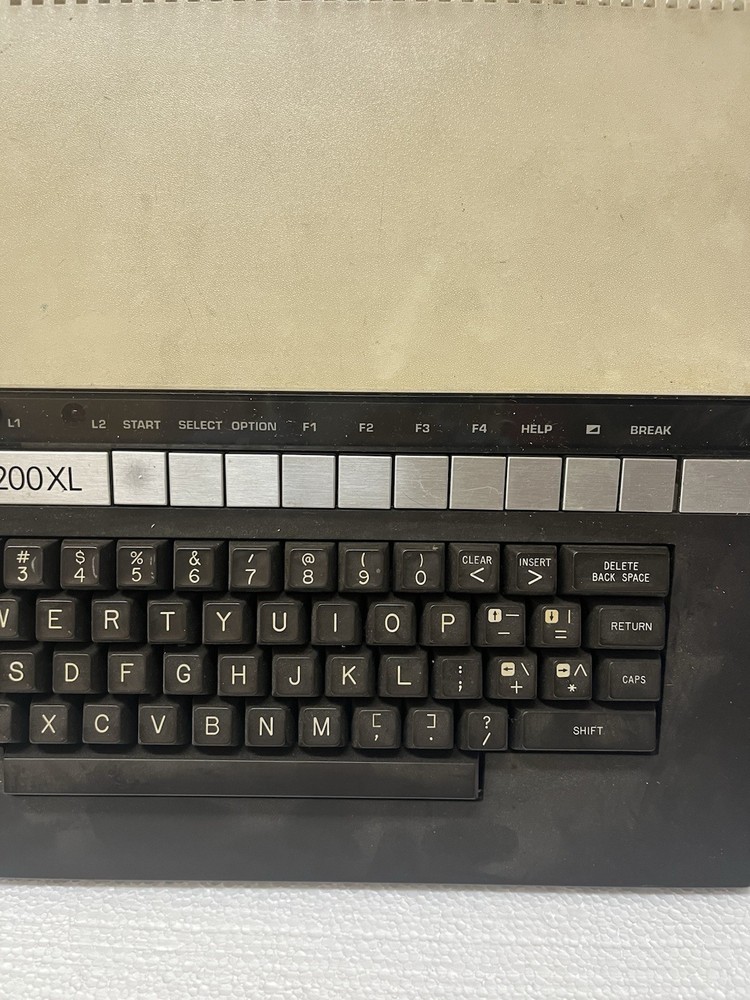 Atari 1200 Xl Top Half With Keyboard Missing Q As Is