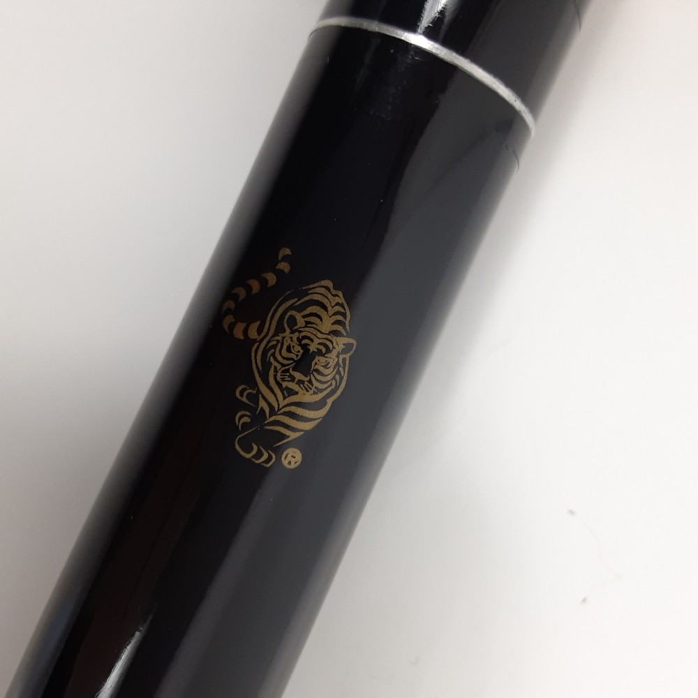 Tai ba Pool Cue Stick with Case 19.5 oz Joint Protector EUC