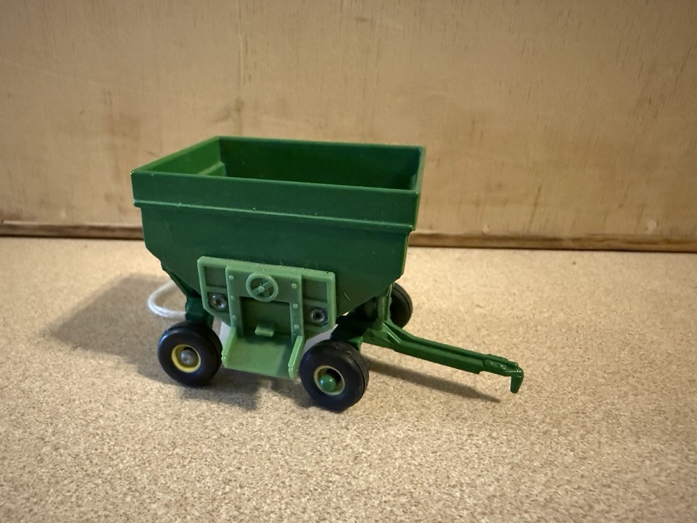 1:64 Ertl John Deere Gravity Flow Wagon