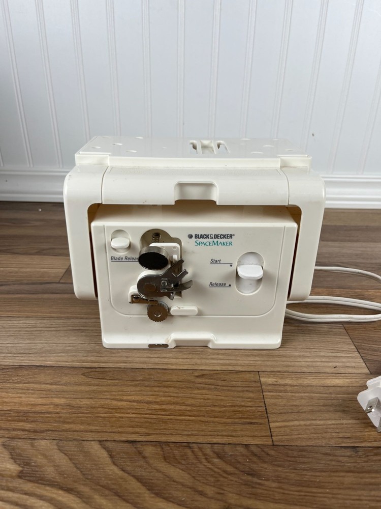 Black and Decker SpaceMaker Hideaway Can Opener EC600 W Box