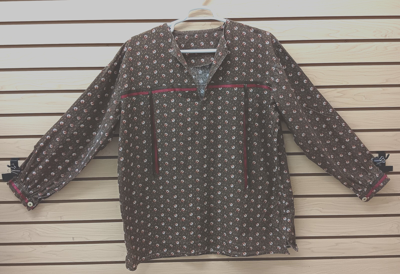 XL HOMEMADE BROWN BALL DESIGN NATIVE AMERICAN INDIAN LONG SLEEVE RIBBON SHIRT