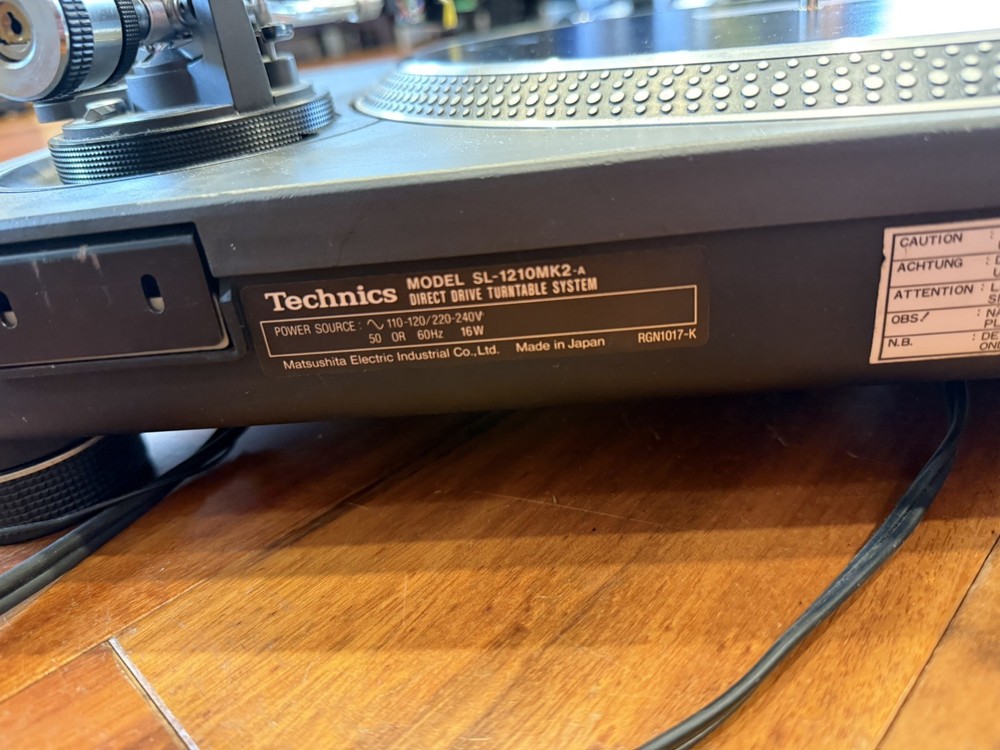 Technics Quartz Direct Drive Turntable System SL-1210MK2