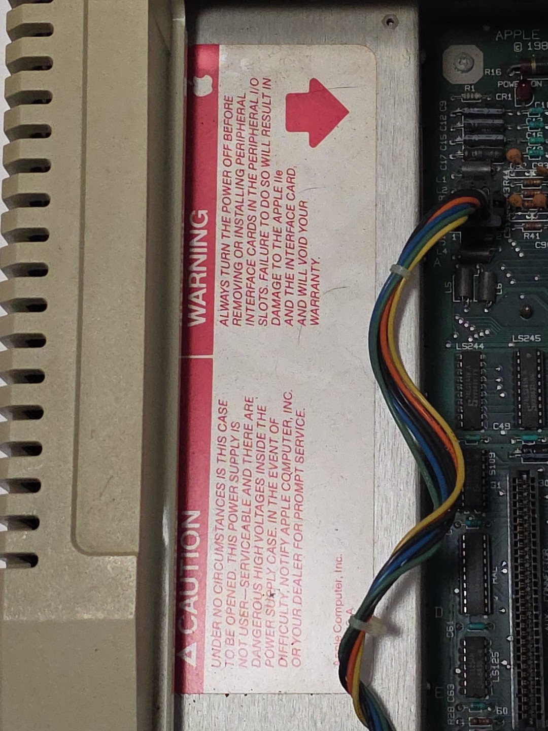 Apple IIe A2S2064 Vintage Personal Computer FOR Parts Or Repair - powers on