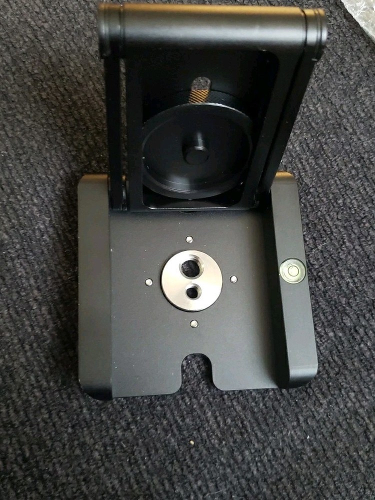 Pivoting tripod head