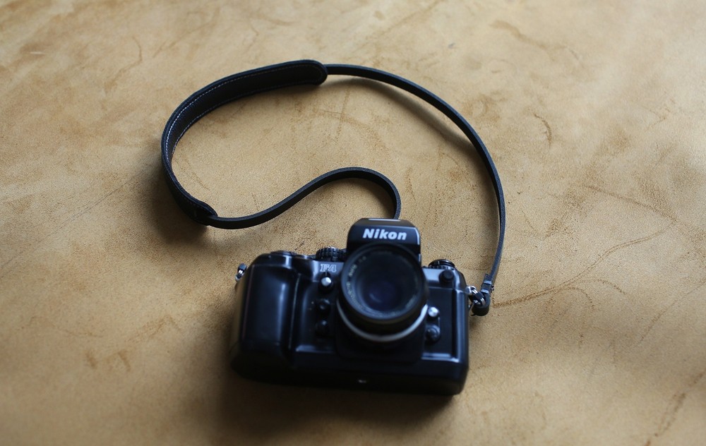 Handmade Black Leather Camera Strap – Minimalist Comfort Edition