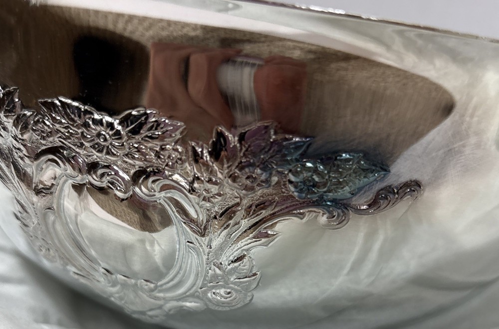 Oneida - Castle Court Round Bowl 8" Silverplate Bowl with plastic liner-used