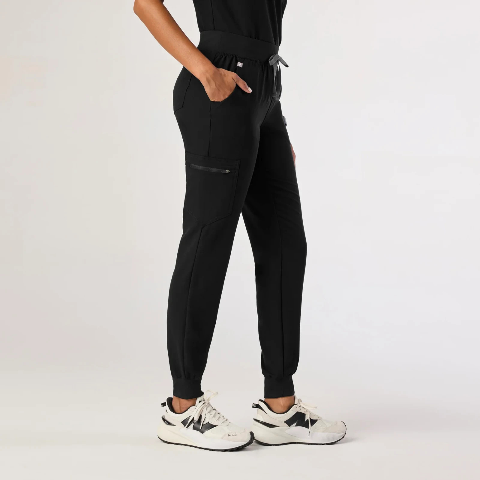 NEW FIGS Catarina One-Pocket Scrub Top & Zamora Jogger Pants Set – Black