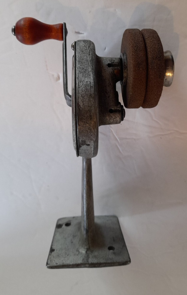 VINTAGE SPEEDO SHARPENER FOR KNIVES, SCISSORS, HAND CRANK