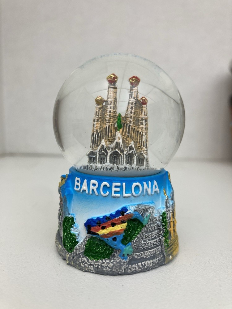 Barcelona mini snow globe