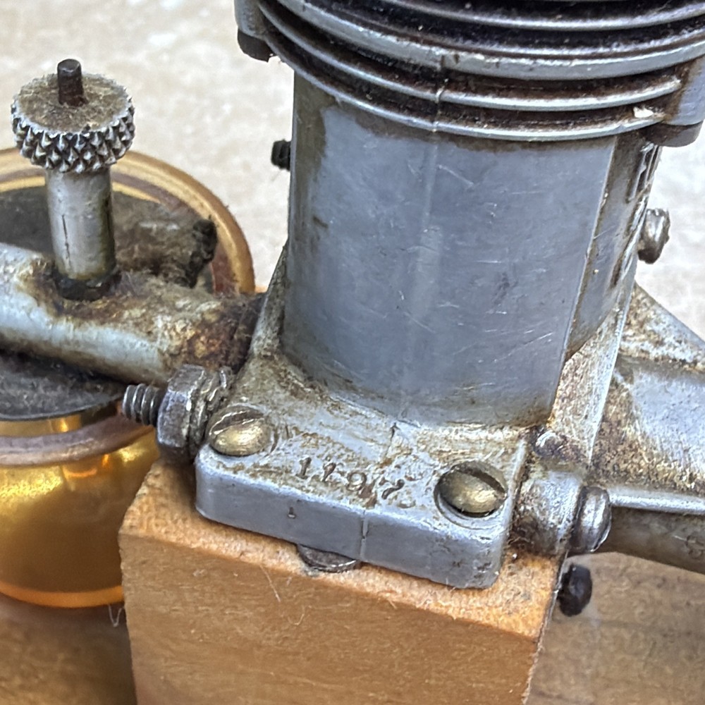 1942 FORESTER 19 (2 STROKE) GLOW MODEL AIRPLANE ENGINE
