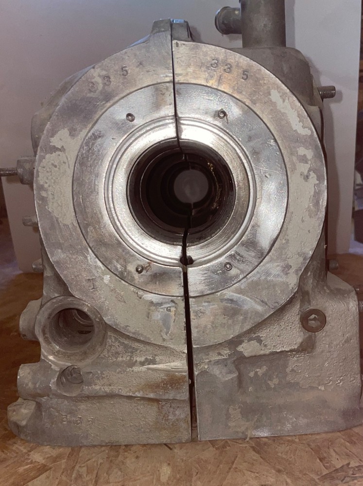 Continental 0–470 crankshaft housing