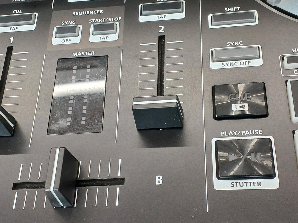 Roland DJ-202 2CH 4-Deck DJ Controller Serato USB Bus Powered Performance Pads