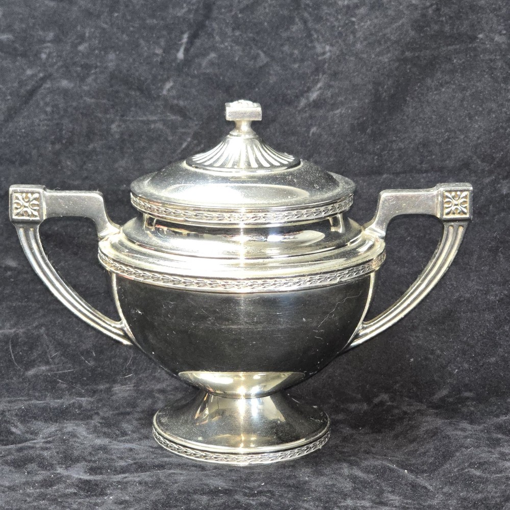 BEAUTIFUL Silverplated Universal SPNS 8800 Sugar Bowl Silver With Lid