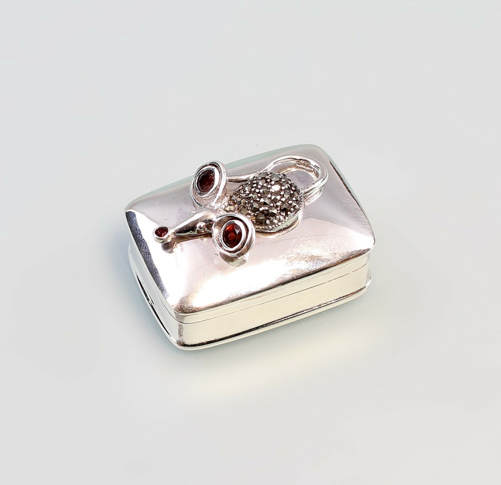 9927536 925 Silver Pill Box With Mouse And Garnet