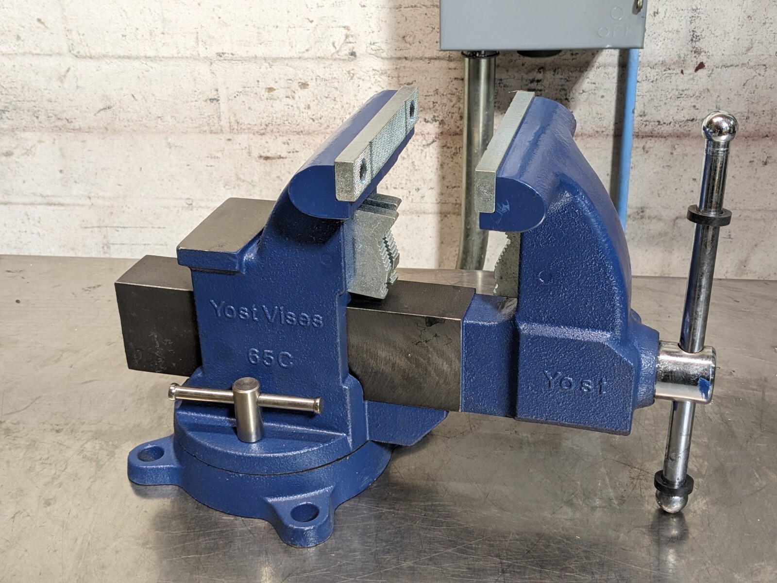 Yost Tradesman Bench Vise w/ Swivel Base and Pipe Jaws 6-1/2" Jaw Width 56398