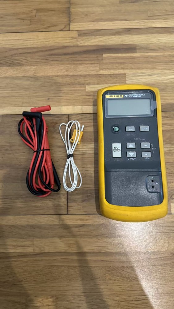 Fluke 714 Thermocouple Temperature Calibrator