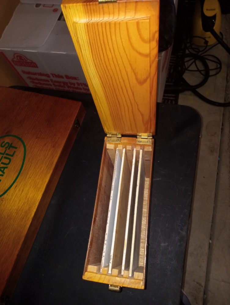 art carrying case-holds five small paintings