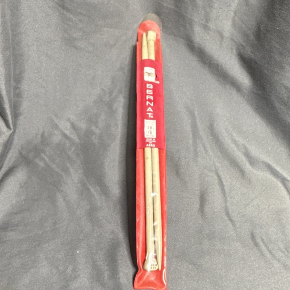Bernat Aero Plastic Single Point Knitting Needles 10½ with Red Case