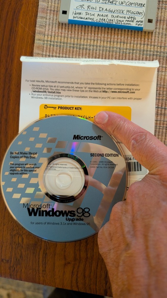 Microsoft Windows 98 Upgrade Second Edition Vintage - CD and Key Code