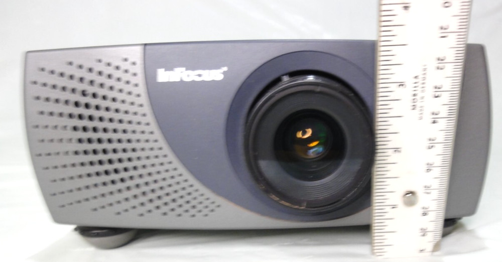 InFocus LP260 SVGA Digital Multimedia Projector WORKING