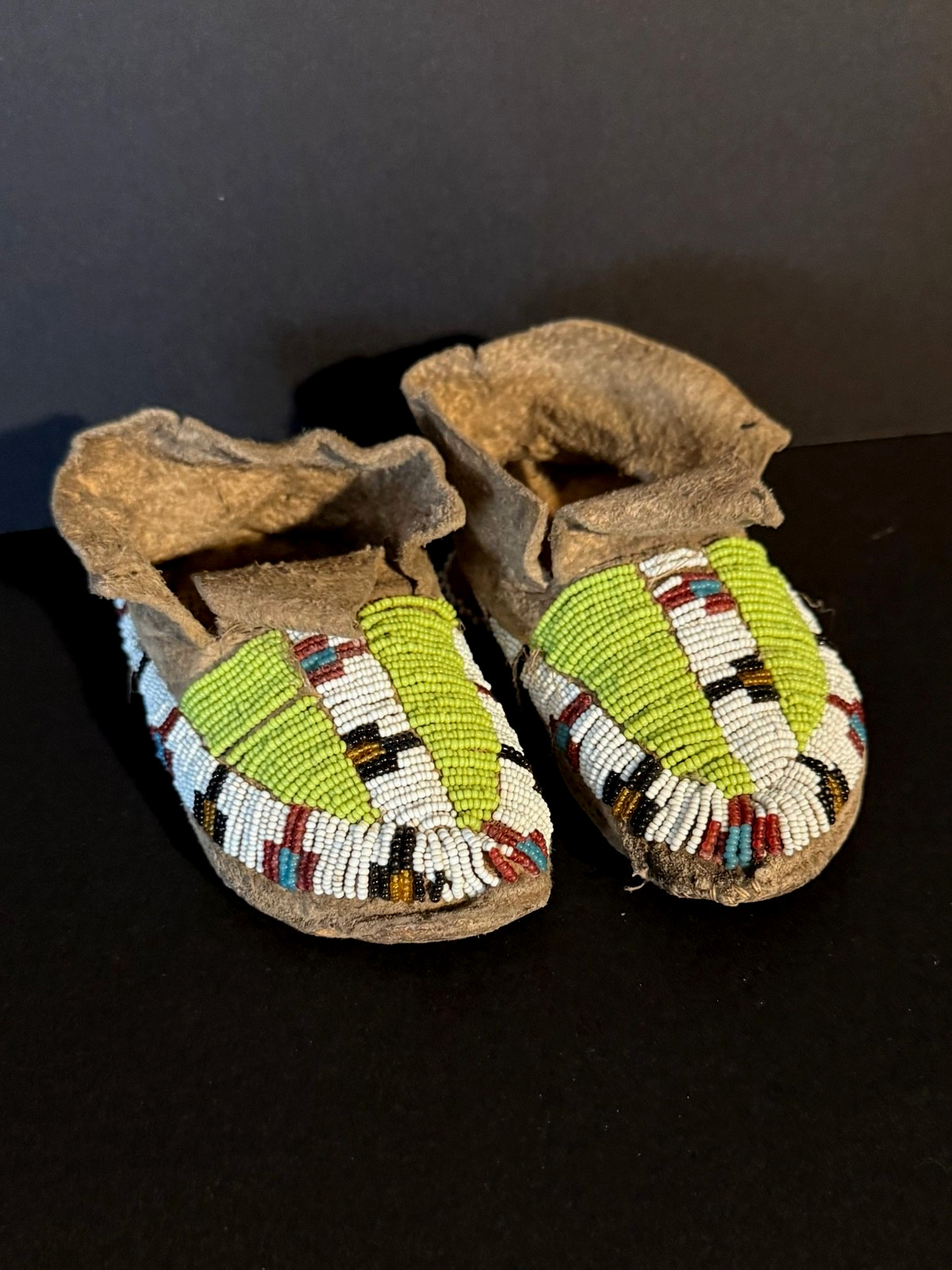 HISTORIC SIOUX PLAINS CHILD’S MOCCASINS,SINEW SEWN BEADED HIDE,C1900,EXCELLENT!