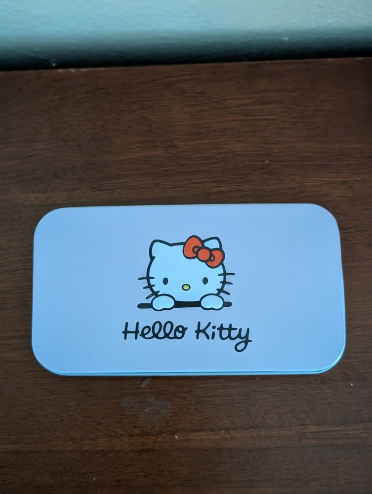 Hello Kitty 7pc makeup brush set Pink also comes with Pink tin box