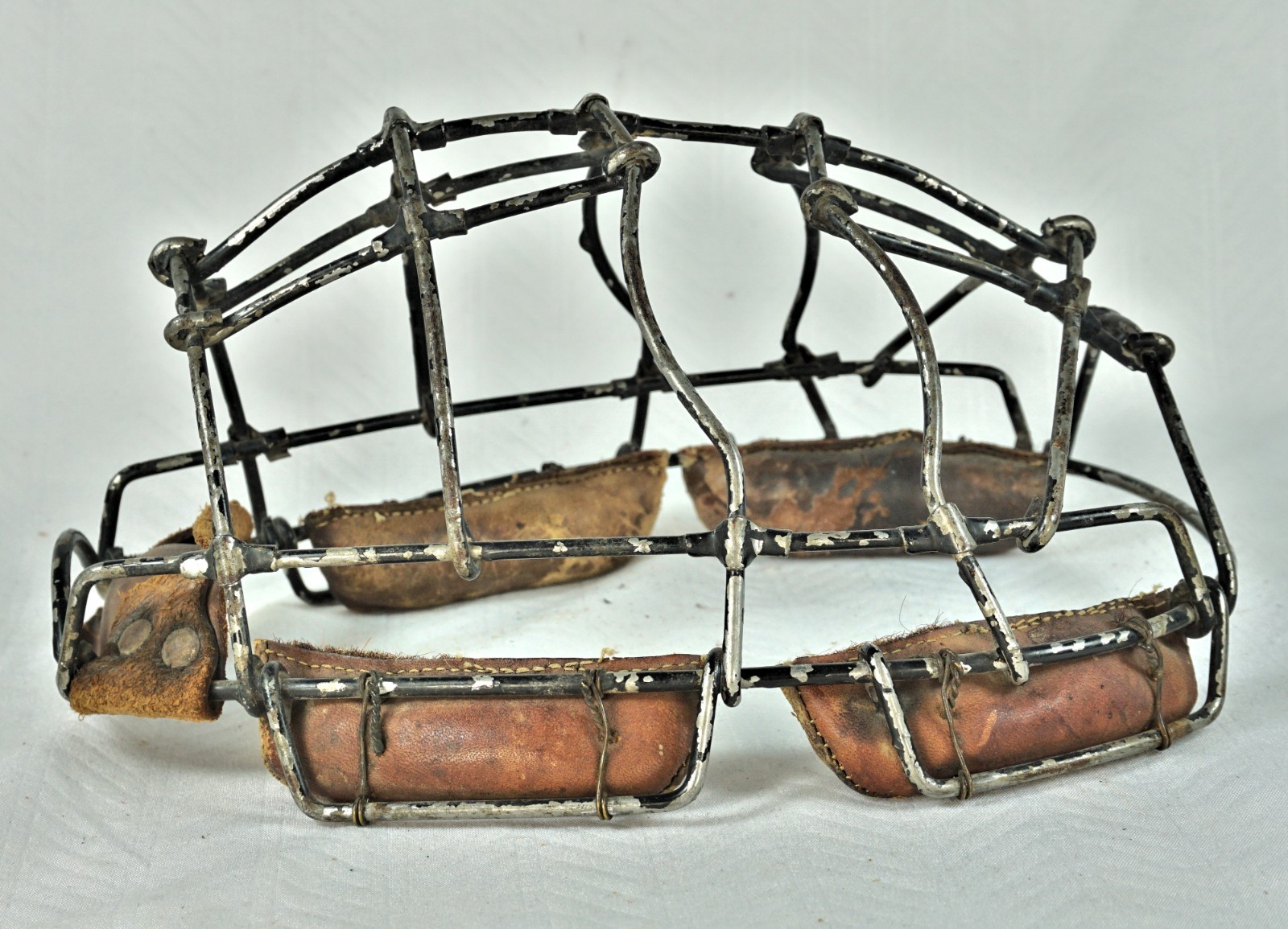 VINTAGE EARLY 19OOS LOOP AND CLIP CHILD'S CATCHER'S MASK