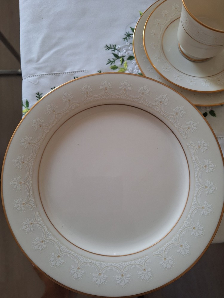 Dinner set, Noritake Caledonia pattern 7091, from Japan, 35 pieces