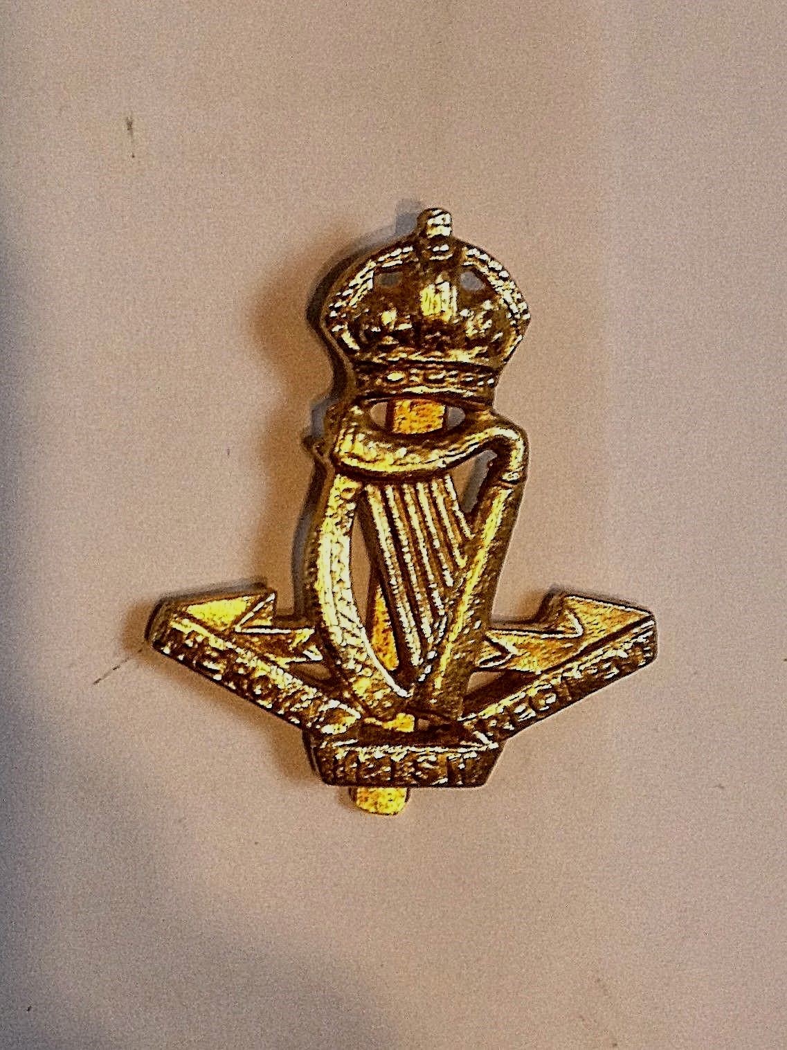 ROYAL IRISH REGIMENT Cap Badge WW 1 METAL