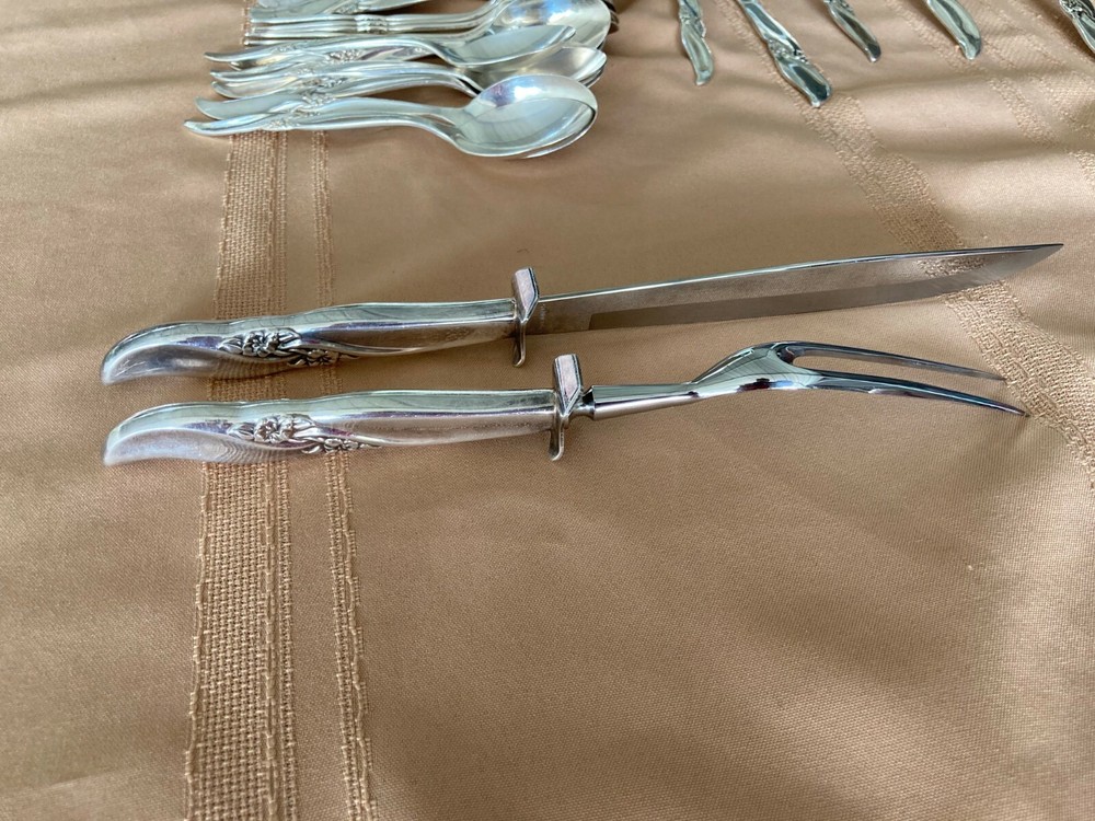 International Silver Co. 12 pl. "Silver Wind" flatware w/ xtras 74pc silver plat