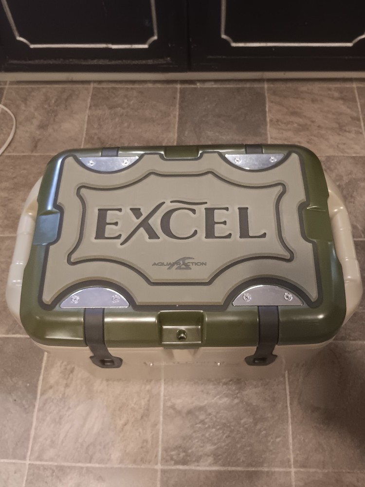 Custom Maluna 22 Quart Cooler DESERT TAN BASE/ MOSS GREEN TOP