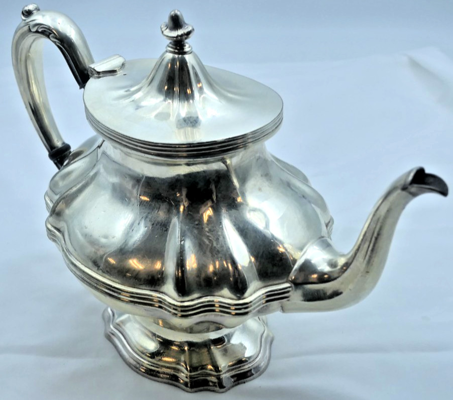 Mid-Century Silver Plate Teapot – Elegant Vintage Serveware