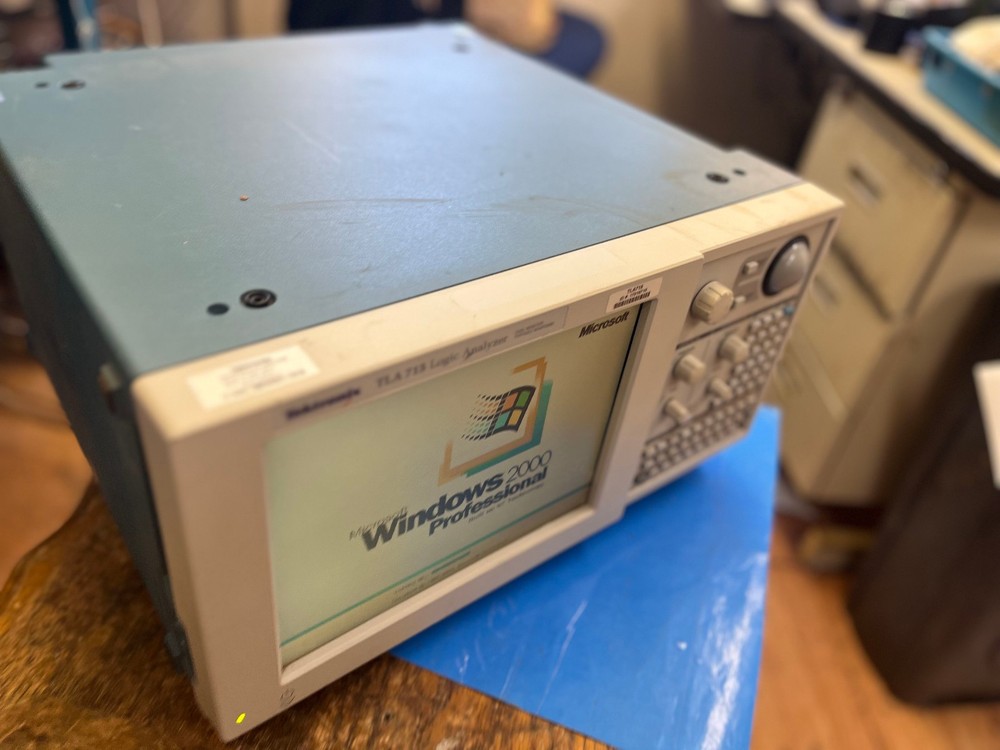 9BB Tektronix TLA 715 Logic Analyzer