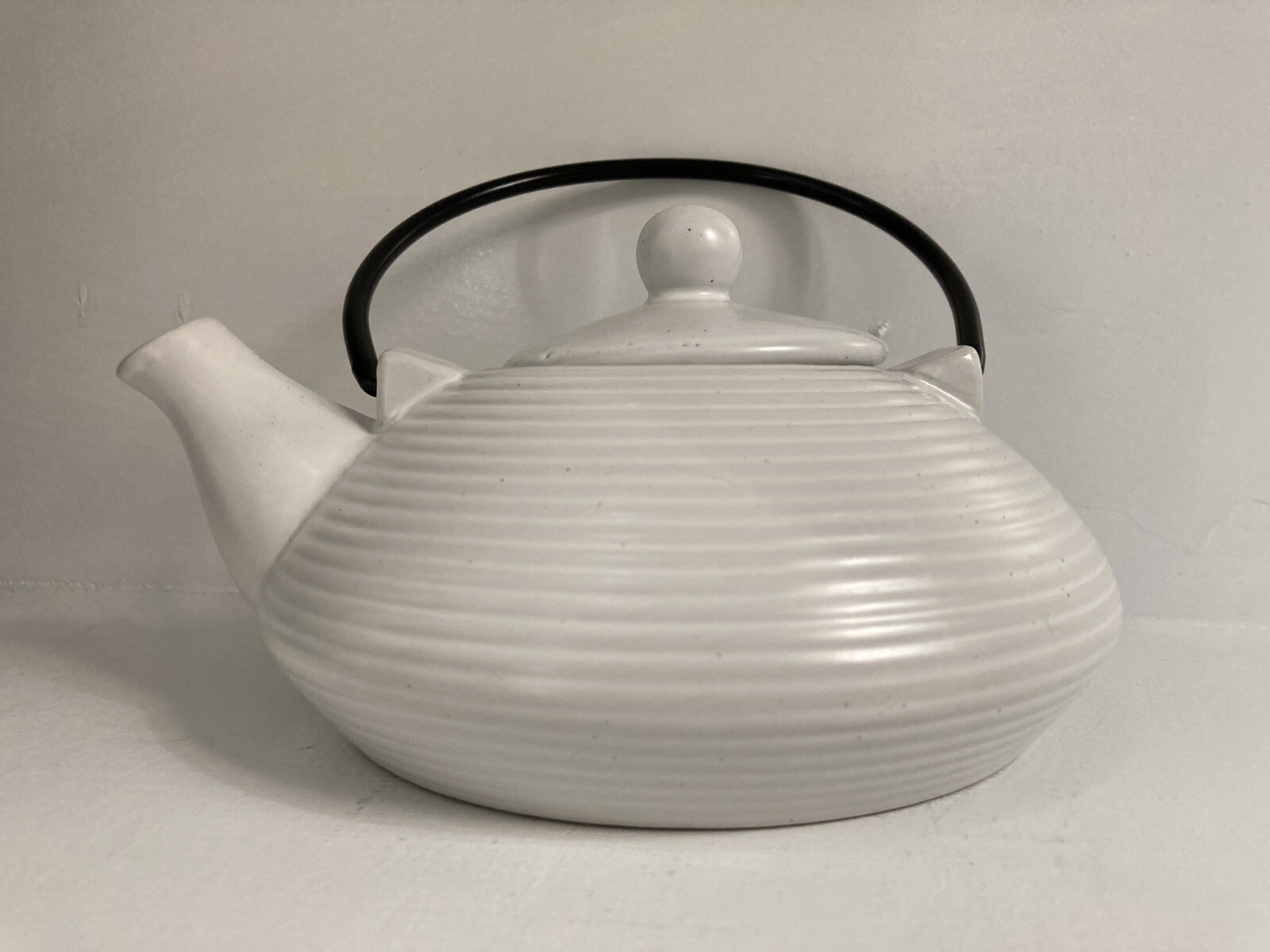 DesignPac Modern Ribbed Cream Cloud Stoneware Teapot Metal Handle