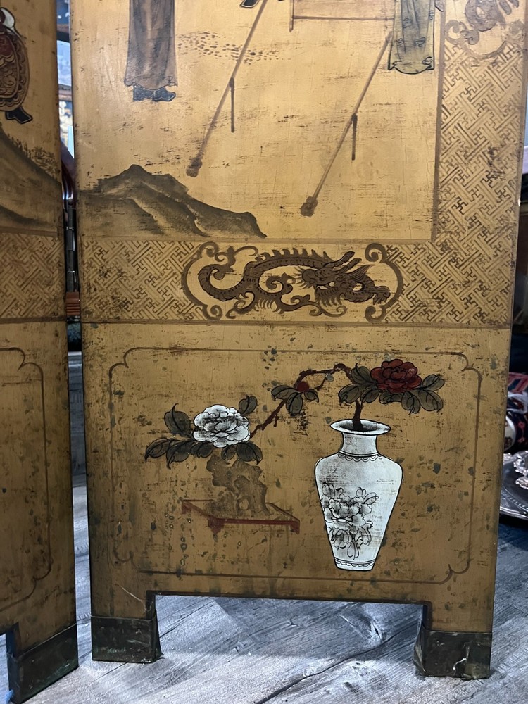 A JAPANESE EIGHT PANEL HAND PAINTED FOLDING FLOOR SCREEN, CIRCA 1900