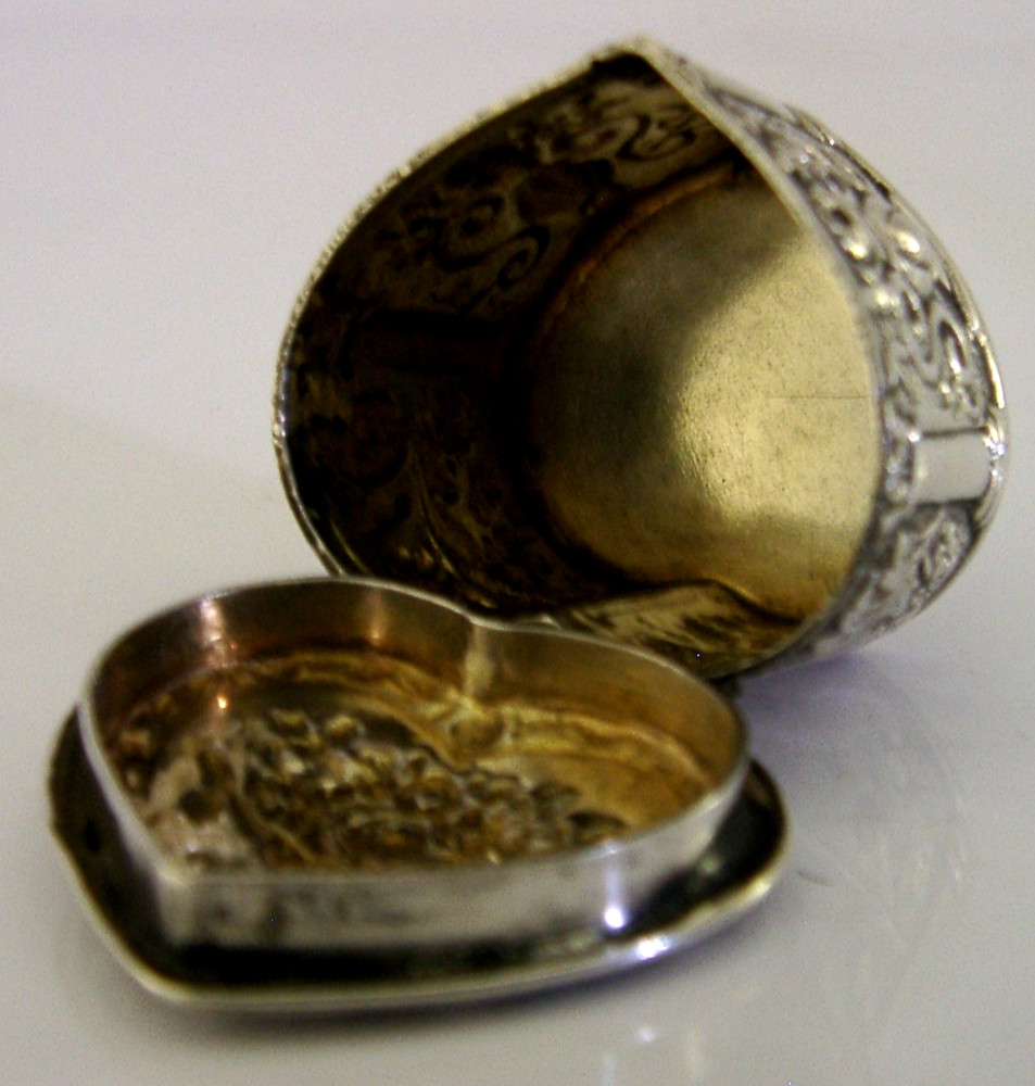PRETTY 830 SOLID SILVER LOVE HEART BOX c1900 ANTIQUE