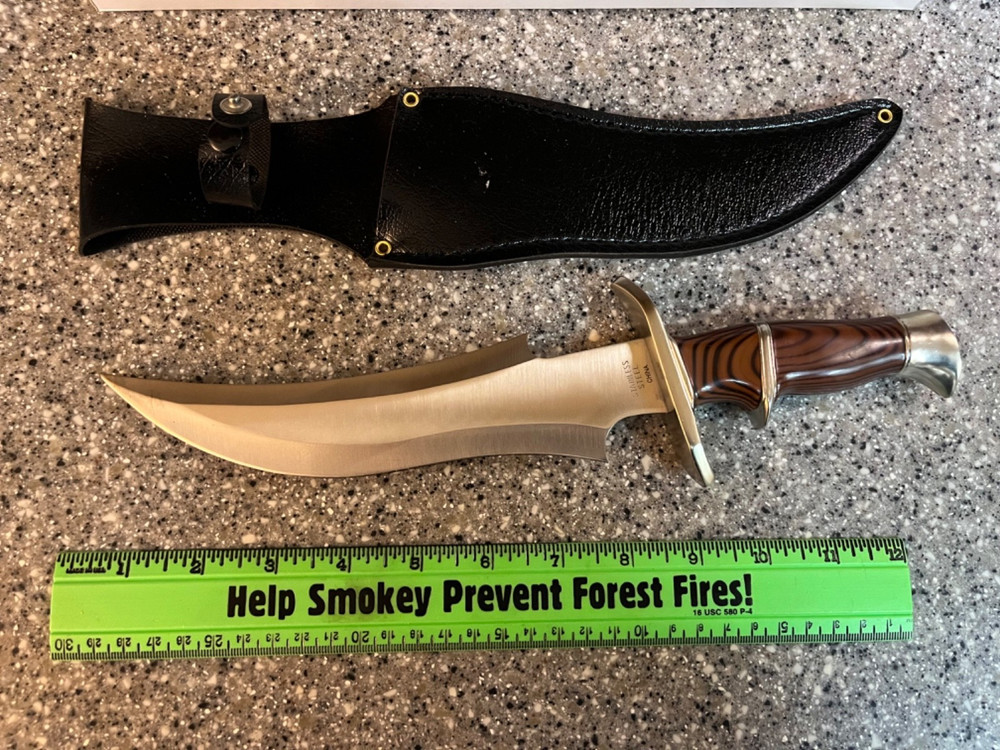 Cuved blade hunting knife with sheath