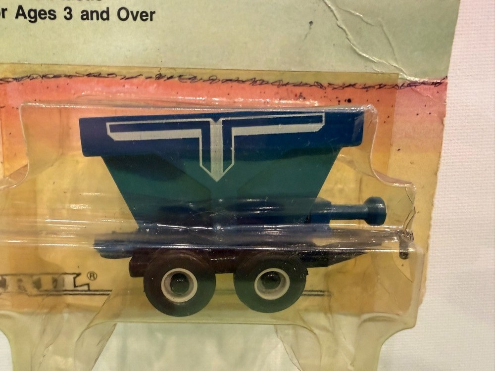 Ertl - Green Dry Fertilizer Spreader Implement - 1/64 - 1986 - Read