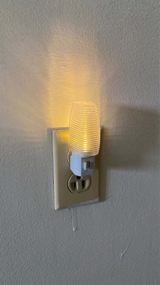 Clear Plastic Nightlight - ON/OFF Switch - 4 Ct