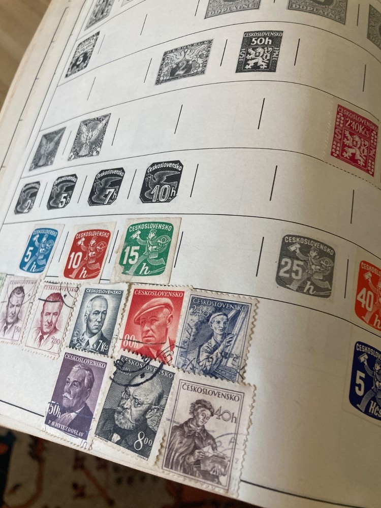 VTG 1956 HE Harris co. Discoverer stamp album--some stamps