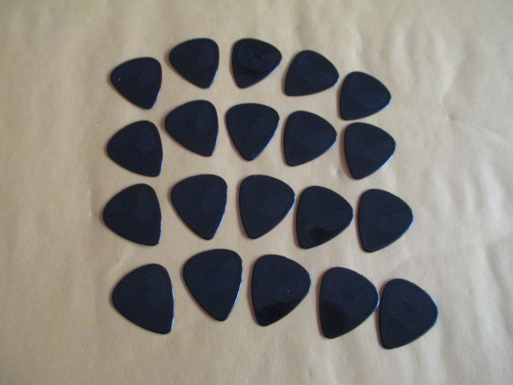 20 SNARLING DOGS BRAIN GUITAR PICKS 351 TYPE in BLACK - MEDIUM / HEAVY .88 mm