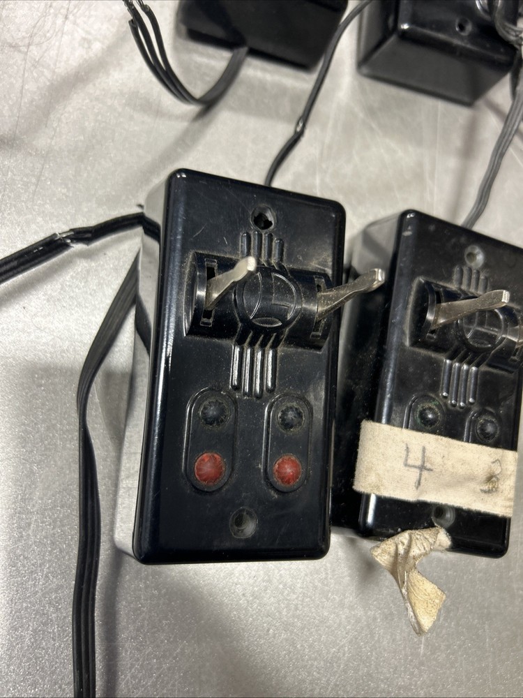 LIONEL POSTWAR 4-#1122-100 DUAL SWITCH TRACK CONTROLLERS UNTESTED✅