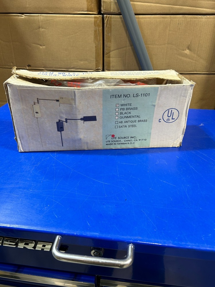 LS-1101 White Wall Sconce