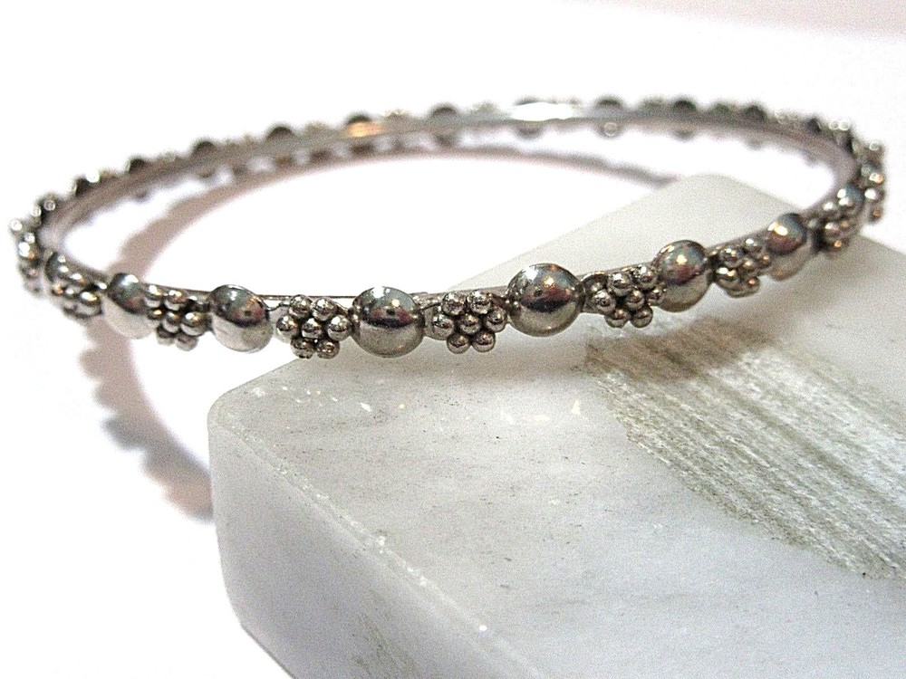 DAISY RAISED SURFACE SILVER TONE BANGLE BRACELET THIN FLOWERS