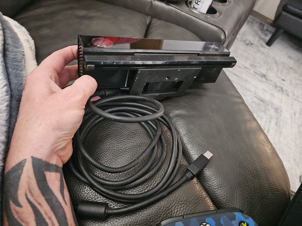 Microsoft Xbox One Kinect Sensor Bar - Black With controller