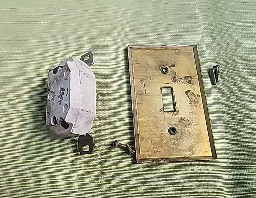 VINTAGE SINGLE POLE ON/OFF TOGGLE LIGHT SWITCH & BRASS COVER - E