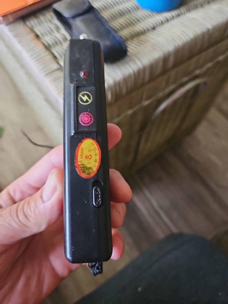 Stun Gun 916 Max Volt Rechargeable with LED Flashlight NO PLUG