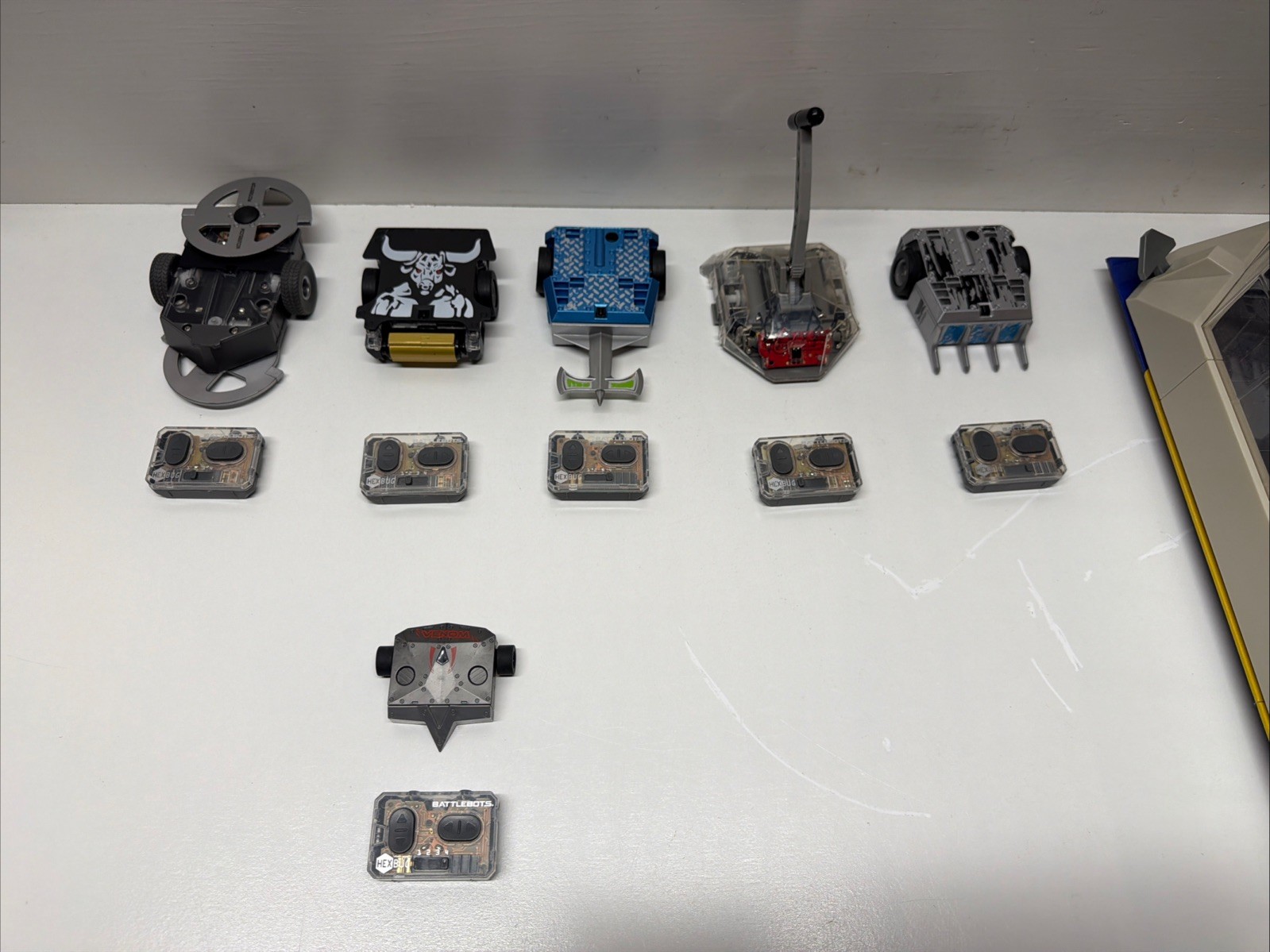 Hexbug Battlebots Arena with 6 bots, 6 remotes - Untested