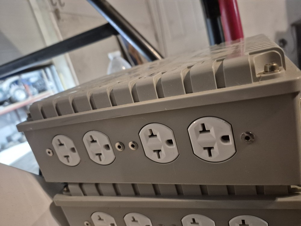 Blueprint Controllers HUB-8A-8, 8 Light 240V Controller w/120V trigger cable