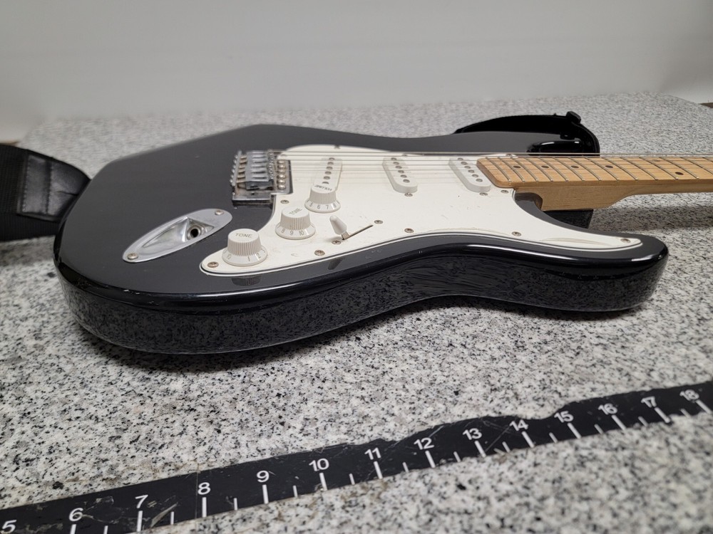 Behringer 6-String Solid Electric Guitar Black & White